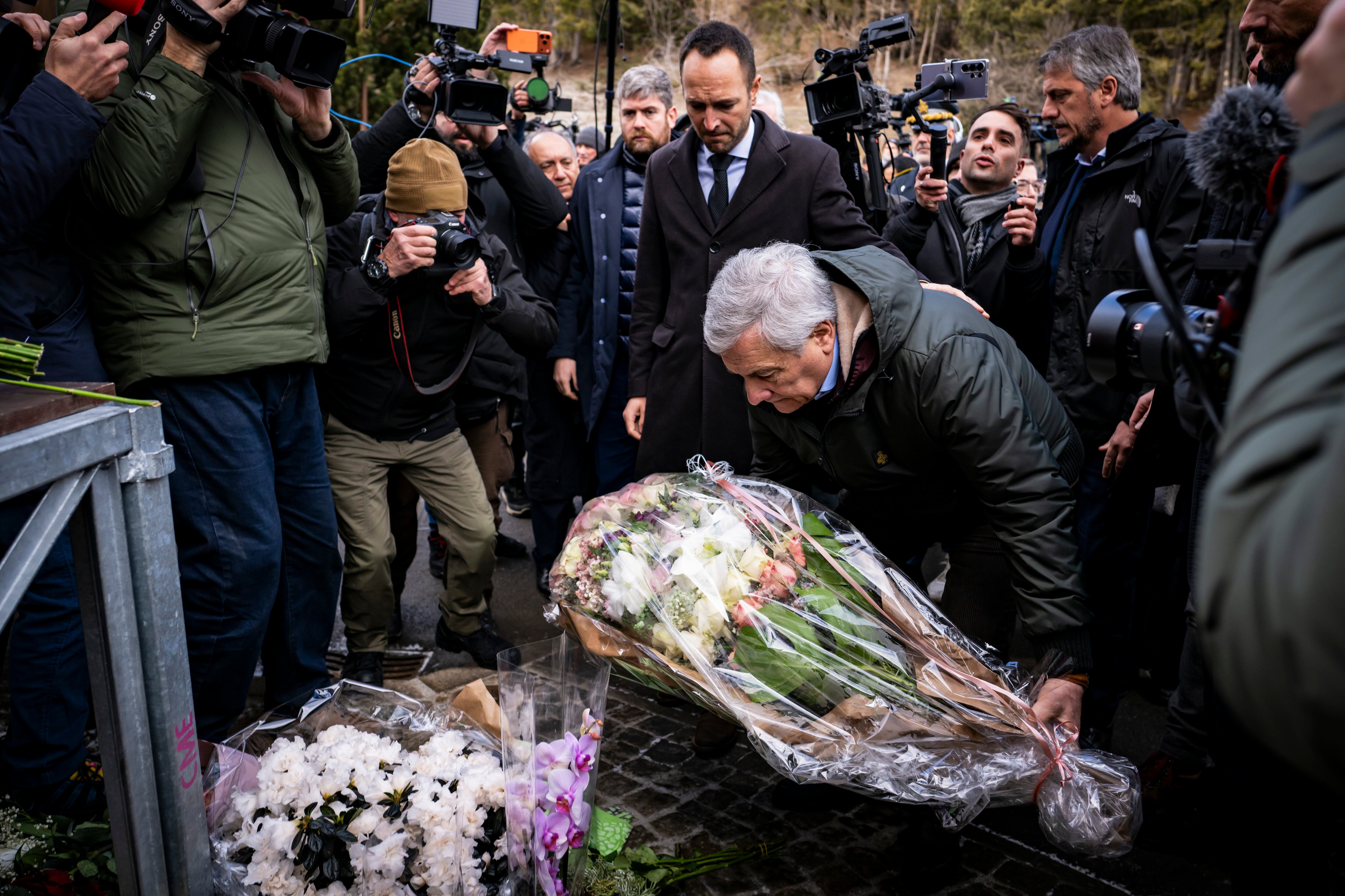 El ministro de Exteriores de Italia, Antonio Tajani, deposita un ramo de flores delante del restaurante incendiado en Crans-Montana (Suiza)