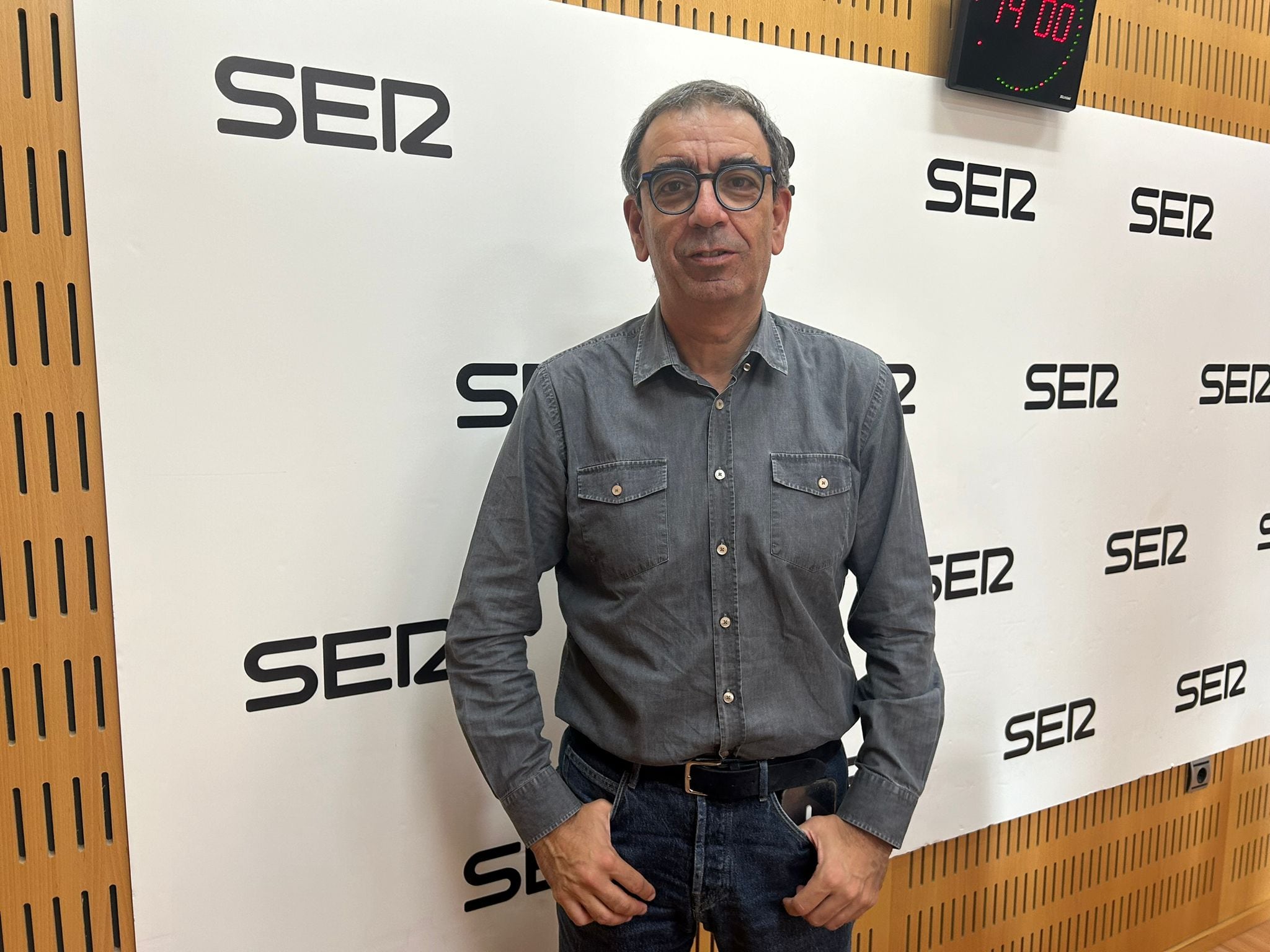 López Nicolás, colaborador de Radio Murcia, en los estudios de la Cadena SER