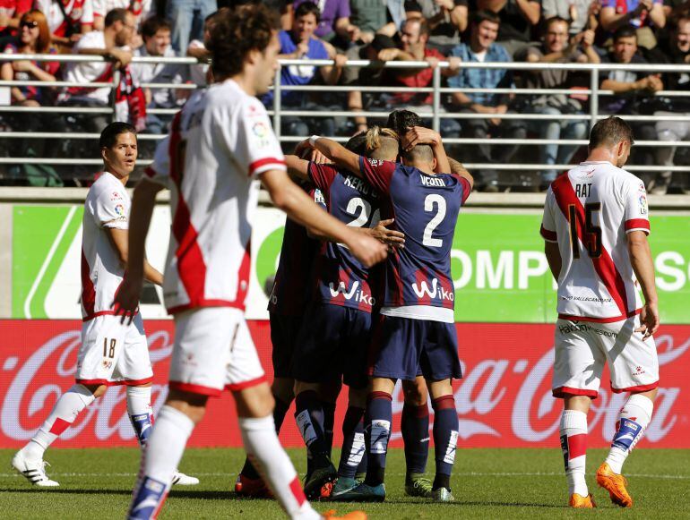 GRA076. EIBAR (GIPUZKOA), 01/11/2015.- Los jugadores del Eibar celebran el gol marcado en propia puerta por el defensa del Rayo Diego Llorente, durante el encuentro de la décima jornada de liga de Primera División disputado hoy en el estadio de Ipurúa de Eibar (Guipúzcoa). EFE/Juan Herrero