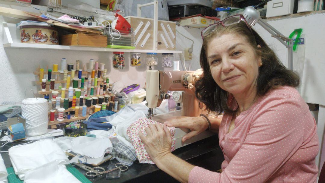Nuria Rodríguez, maestra de la ONCE, cose mascarillas para sus alumnos 