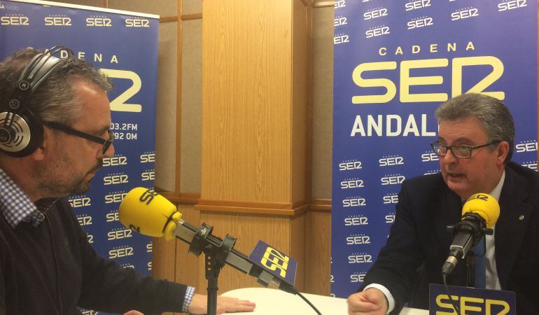 El hermano mayor del Calvario, Javier Muela -a la derecha-, en el estudio de Cruz de Guía