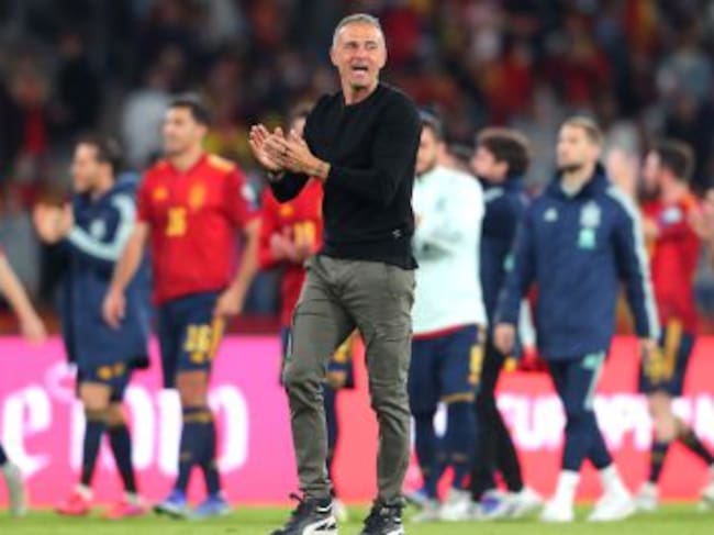 Luis Enrique y los jugadores de la Selección celebrando la clasificación a Catar