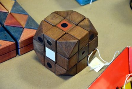 Primer cubo de Rubik de la historia creado por el arquitecto Ernö Rubik.