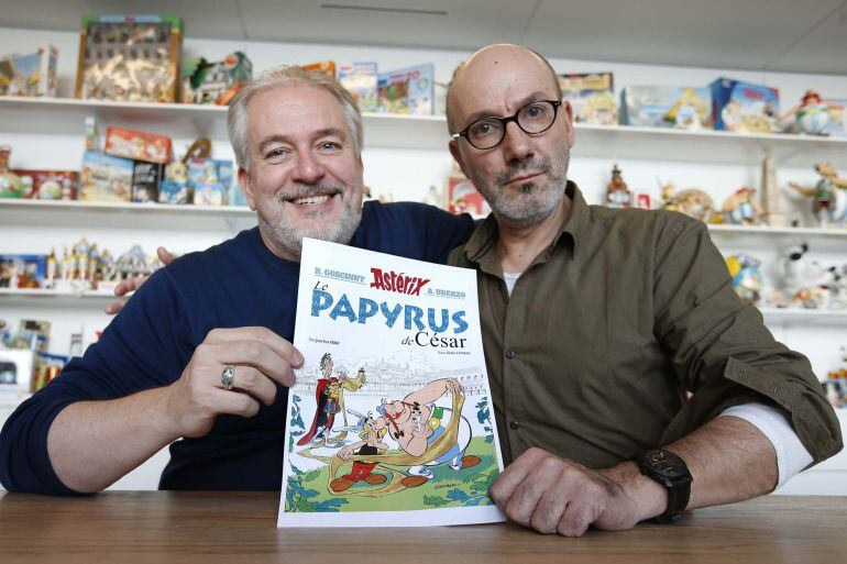 El autor Jean-Yves Ferri (izquierda) y el ilustrador Didier Conrad (derecha) posan con el nuevo cómic de Astérix y Obelix, &#039;El papiro del César&#039;. 