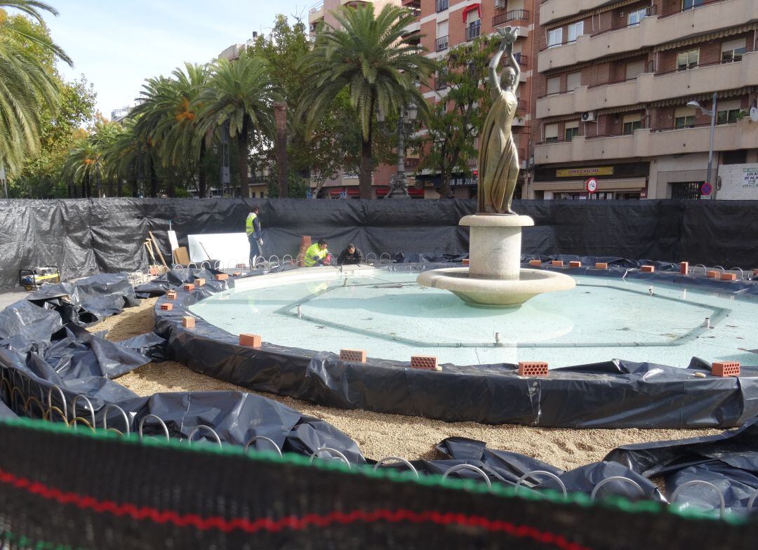 Estado actual de la obra en la fuente de la Constitución.