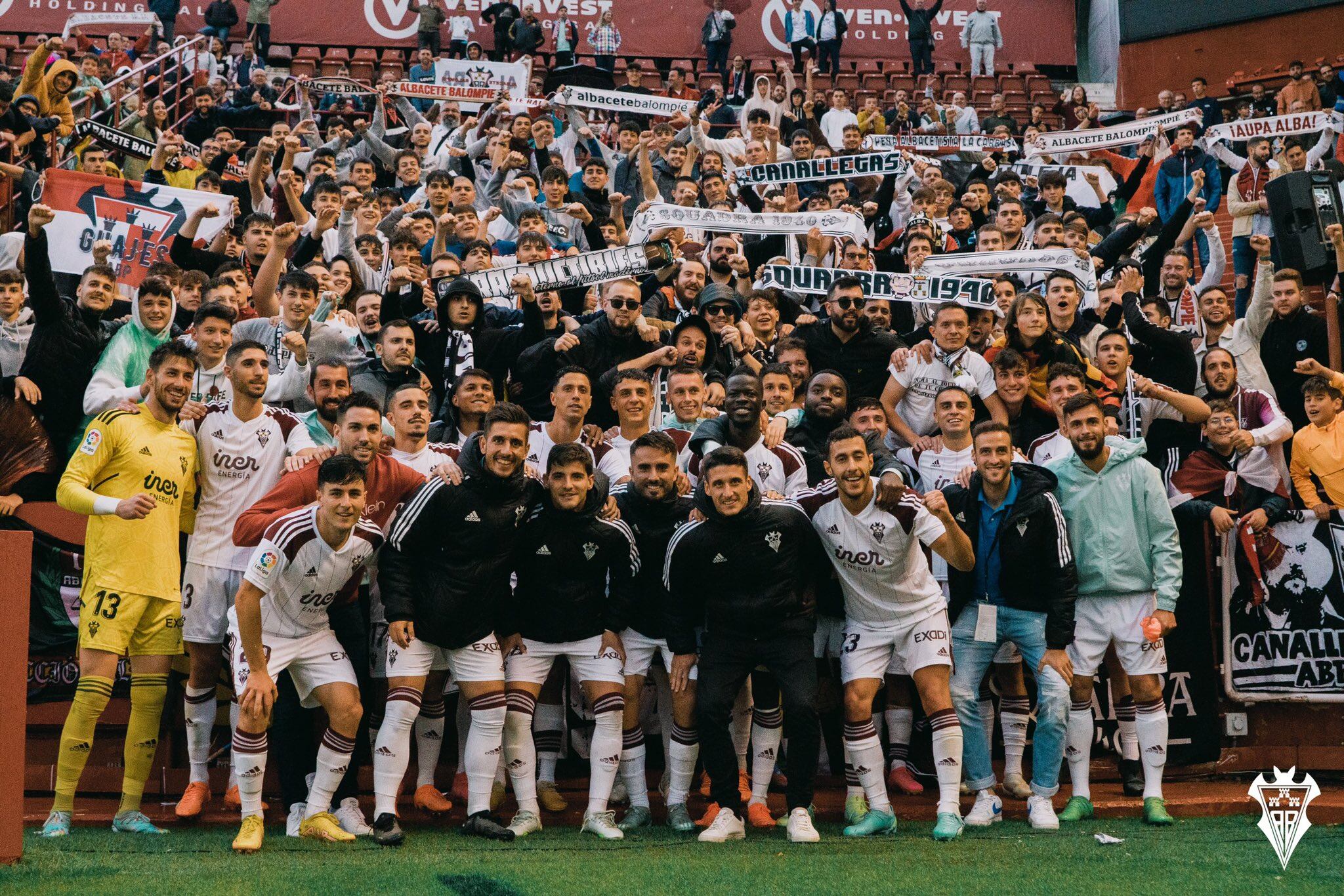 Los jugadores del Albacete celebran la victoria ante el Mirandés antes de afrontar el playoff