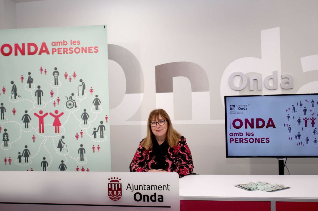 La teniente de alcalde de Política Social, Mari Carmen Aguilella, presentando &#039;Onda amb les persones&#039;