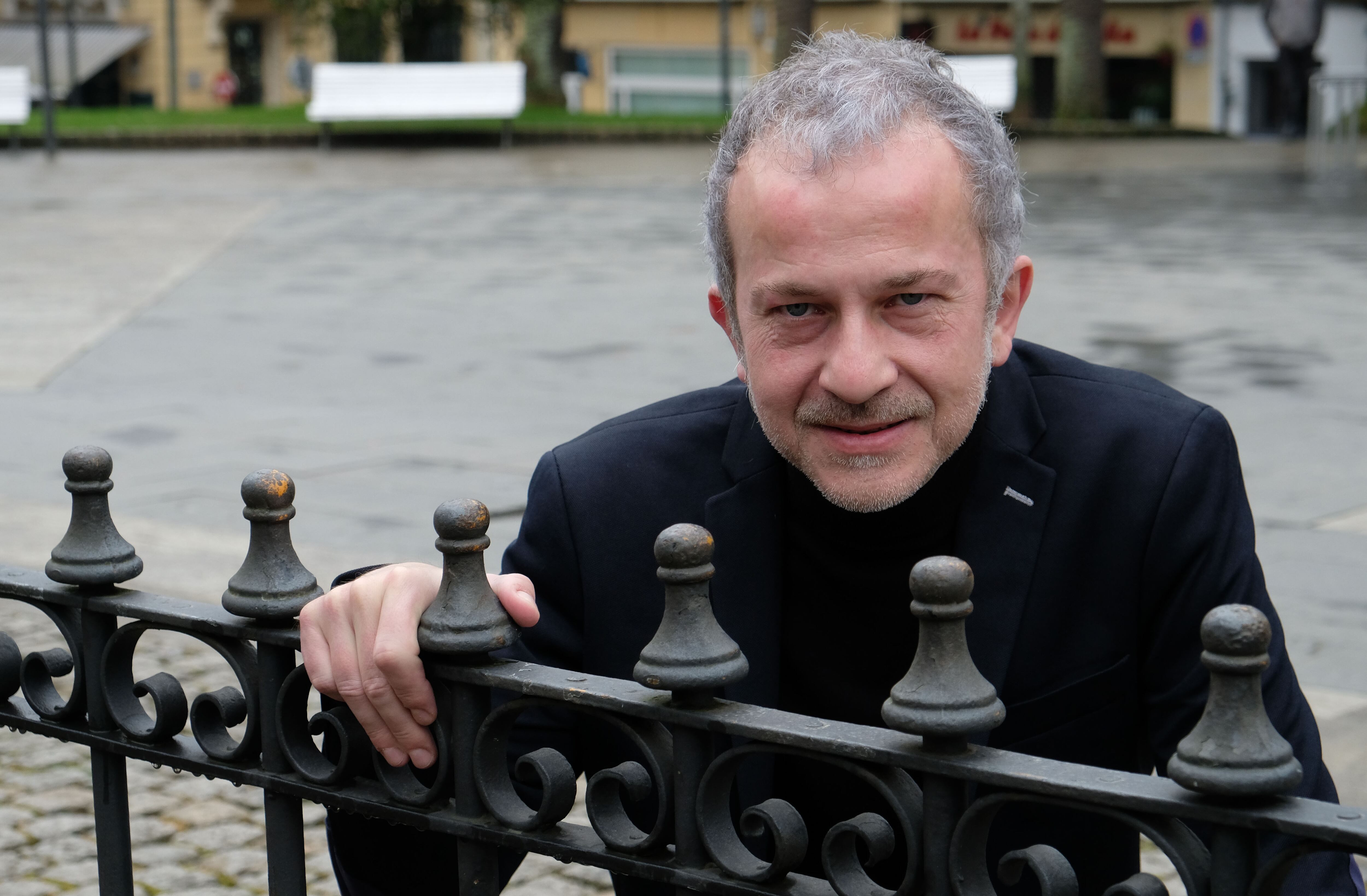 FERROL, 22/02/2023.- Técnico cultural desde 2020 en el Concello de Ferrol, en el que ya había trabajado en una etapa previa, Marcos Lorenzo (A Coruña 1970) consolida su camino como autor y tras "Dous escritos sobre a felicidade" (Embora) ahora se sumerge en el poliédrico "Enser", que abre la colección "Heterodoxos" de Galaxia. EFE/ Kiko Delgado
