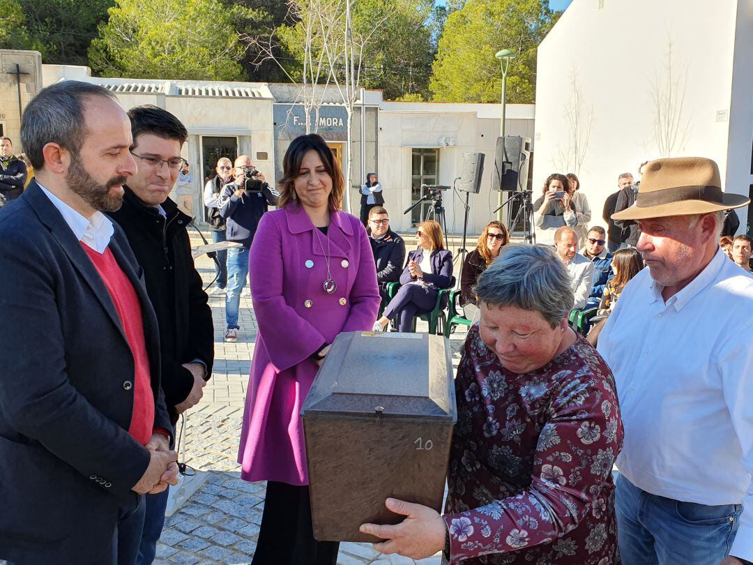 Familiares de las víctimas recibiendo sus restos 80 años después de su fusilamiento