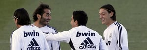 Los centrocampistas del Real Madrid los alemanes Sami Khedira y Mesut Ozil y los turcos Nuri Sahin y Hamit Altintop, durante el entrenamiento del equipo madrileño hoy en la ciudad deportiva de Valdebebas, donde prepararon el partido ante el Villarreal, ma