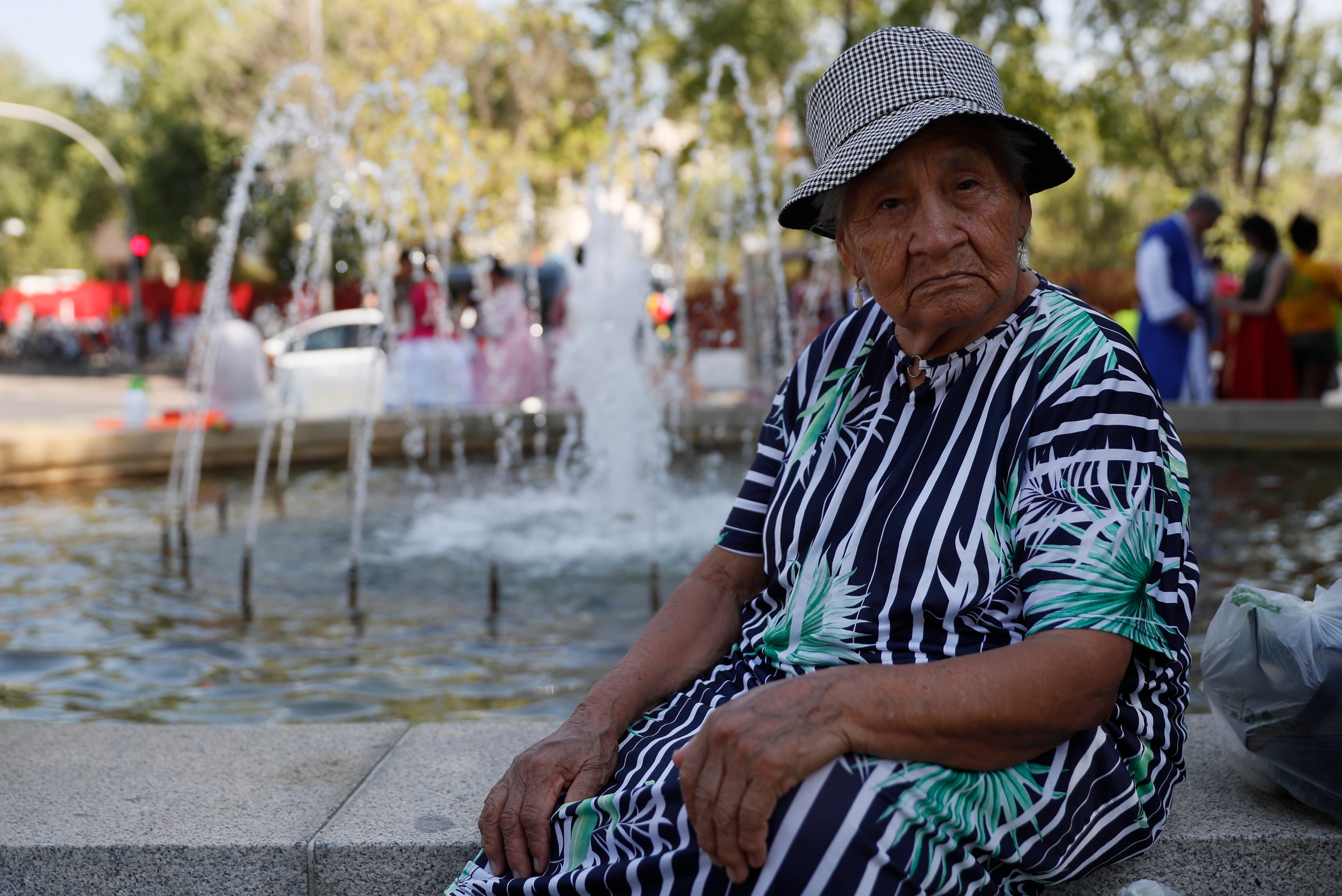 Una mujer se sienta junto a una fuente en Madrid, a principios de agosto (EFE/ Mariscal).