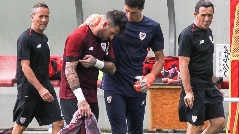 El portero del Athletic de Bilbao, Iago Herrerín (c), se retiró antes del entrenamiento tras sufrir una lesión muscular en el brazo derecho, hoy en las instalaciones de Lezema