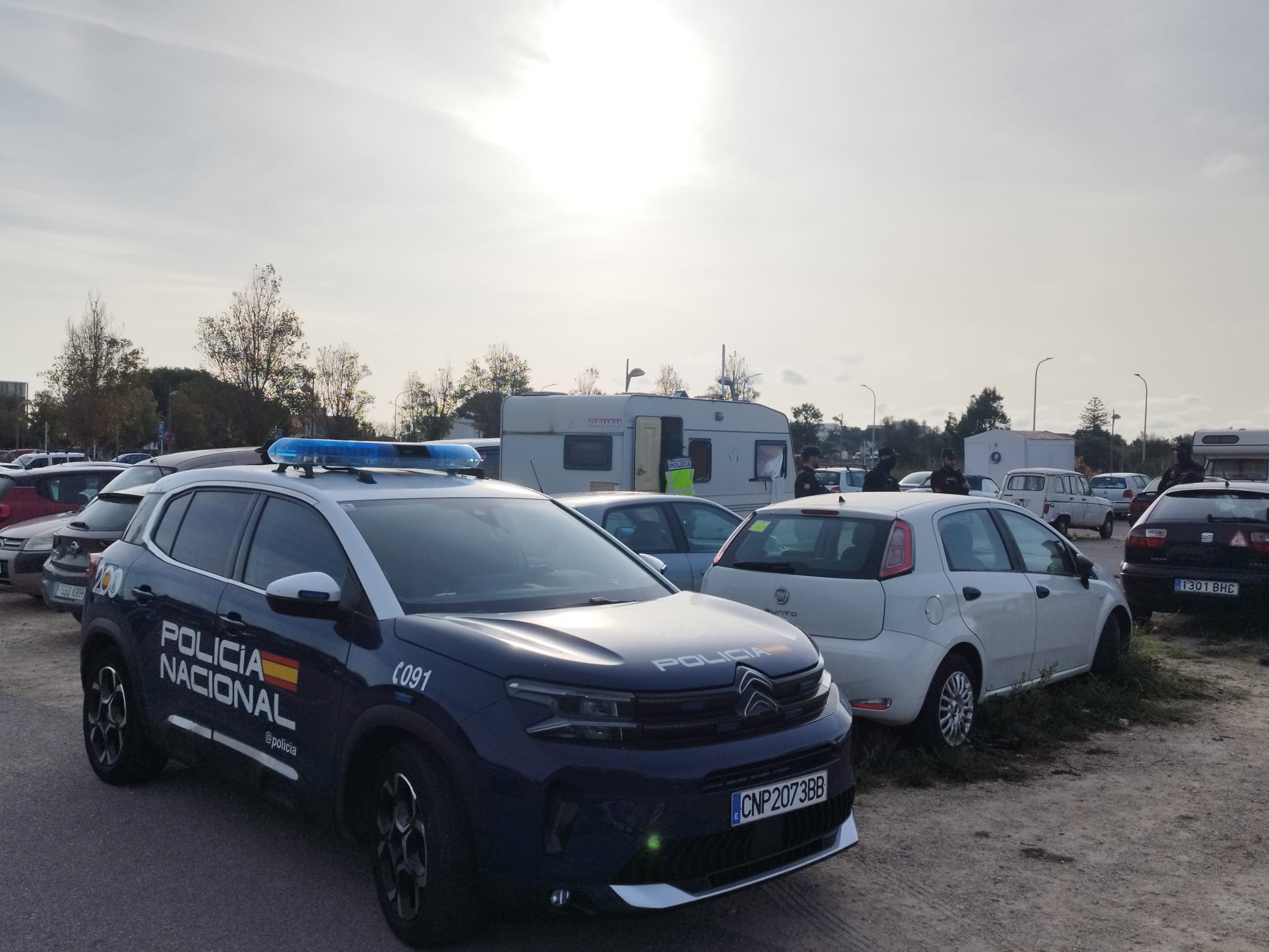 La Policia Nacional està fent un registre a  diferents llocs, entre ells una caravana estacionada a l&#039;aparcament on era l&#039;antic Quarter de Santiago de Maó.