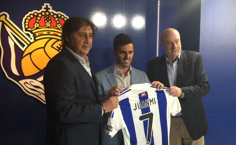 Juanmi Jiménez posa con la camiseta de la Real flanqueado por Loren (Director Deportivo) y Angel Oyarzun (Vicepresidente)