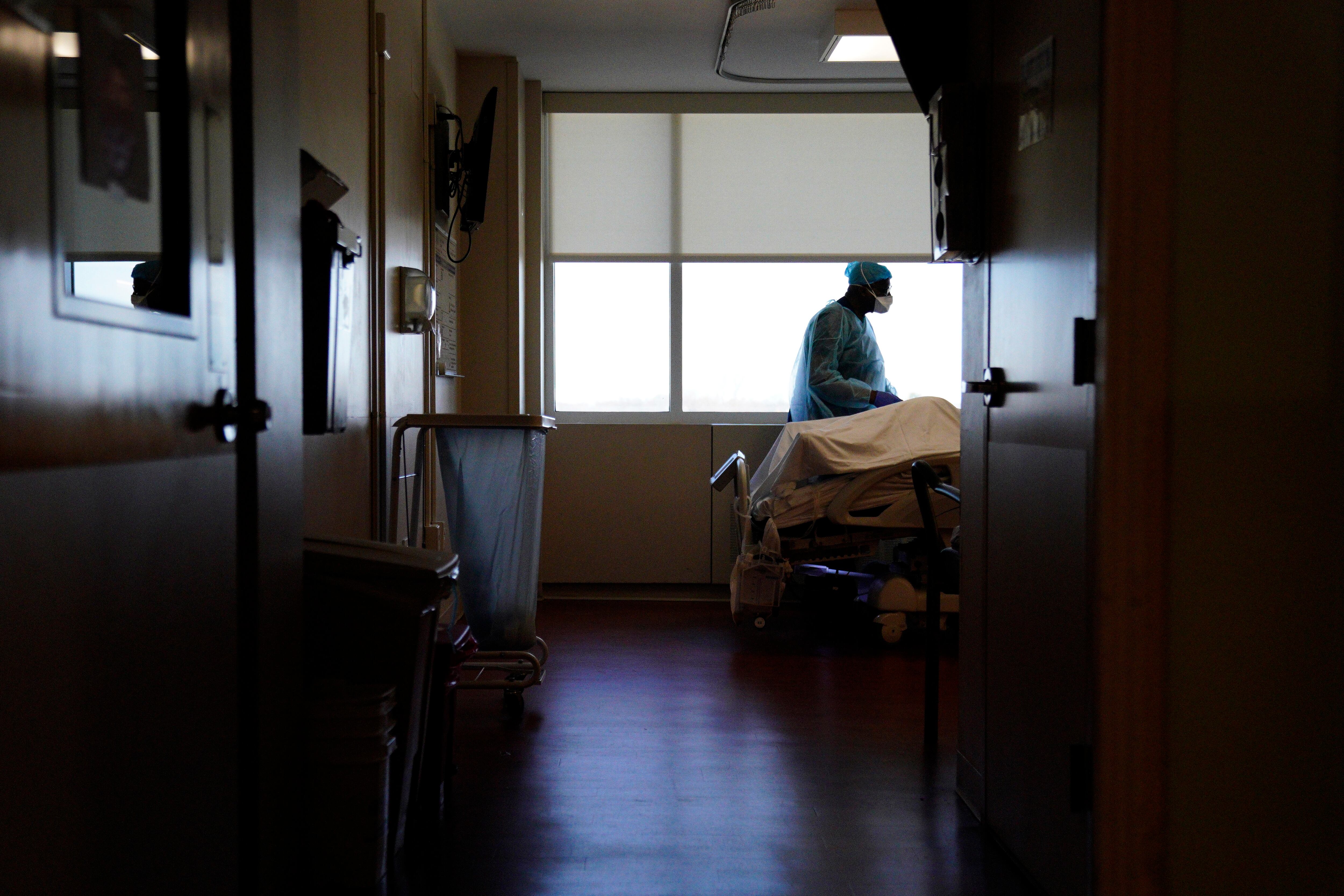 Washington Dc (Usa), 03/03/2022.- Staff on duty at the Intensive Care Unit (ICU) of United Medical Center in Washington DC, USA, 03 March 2022. The United Medical Center is the only public hospital in the District of Colombia and is situated in the southeast of the city serving a prominently low income African-American local population. The District of Colombia has removed vaccine and mask mandates as hospitalisations have dropped dramatically after a surge of the Omicron variant of Covid-19 within the District. (Estados Unidos) EFE/EPA/WILL OLIVER
