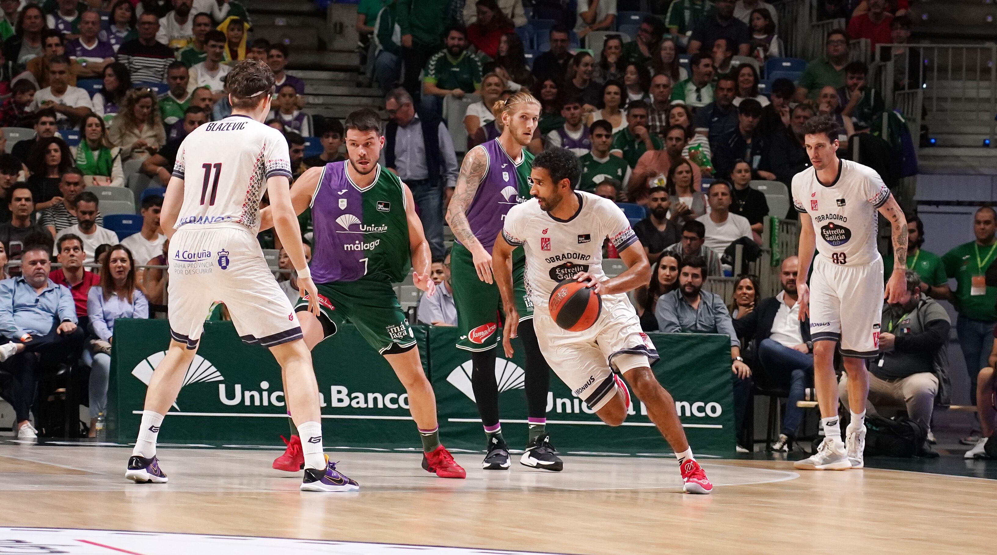 Thomas Scrubb se lleva el balón ante la mirada de Dylan Osetkowski, Jonathan Barreiro y Blazevic (ACB/Photo M.Pozo)