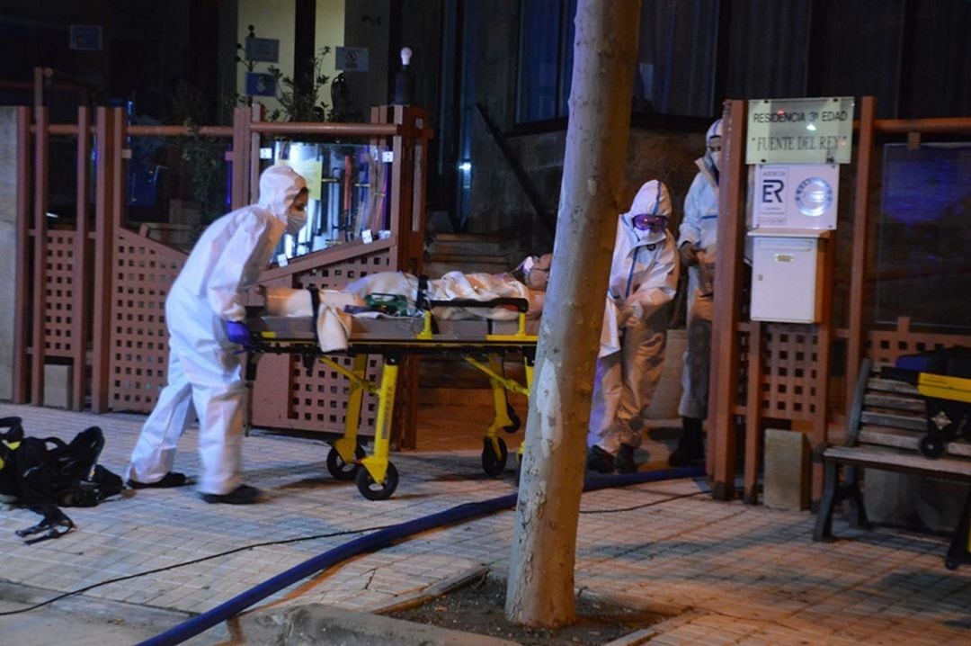 Sanitarios trasladando a un anciano de la residencia Fuente del Rey