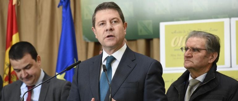 El presidente regional, Emiliano García-Page, durante su visita a la Cooperativa &quot;Nuestra Señora de la Antigua&quot; de la localidad toledana de Mora