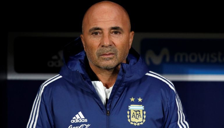 Sampaoli posa en el banquillo antes del inicio del partido frente a España en el Wanda