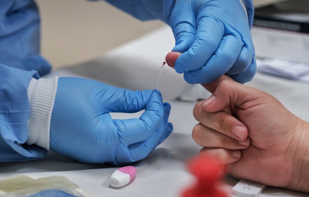 Imagen de archivo de la realización de una prueba de covid-19 a una persona