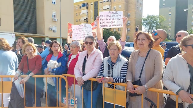 Vecinos de Pino Montano a las puertas de la carpa donde se ha celebrado el acto de inicio de las obras del tramo norte de la línea 3 del Metro.