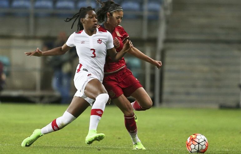 La española Leila Ouahabi (d) disputa el balón con Kadeisha Buchanan (i) de Canadá durante la final de la Copa del Algarve disputada en Faro (Portugal) el miércoles 8 de marzo de 2017.