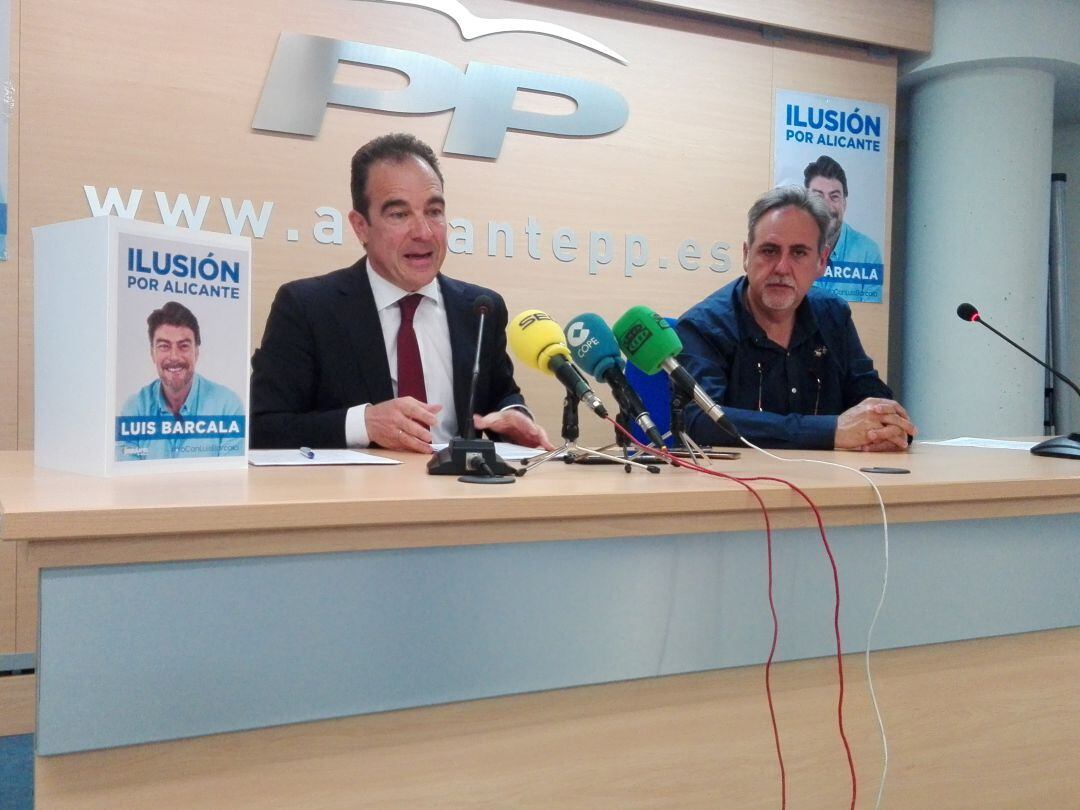 Toño Peral (i) y Manuel Jiménez (d), en los números 6 y 5, respectivamente, de la lista del PP en Alicante.