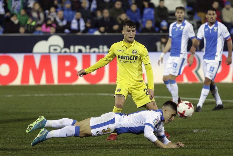 El defensa del Leganés Unai Bustinza (delante) cabecea el balón ante Daniel Rabaseda &quot;Raba&quot;, del Villarreal, durante el partido de Ida de los octavos de la Copa del Rey de fútbol que Leganés y Villarreal disputan esta tarde en el estadio de Butarque, en L
