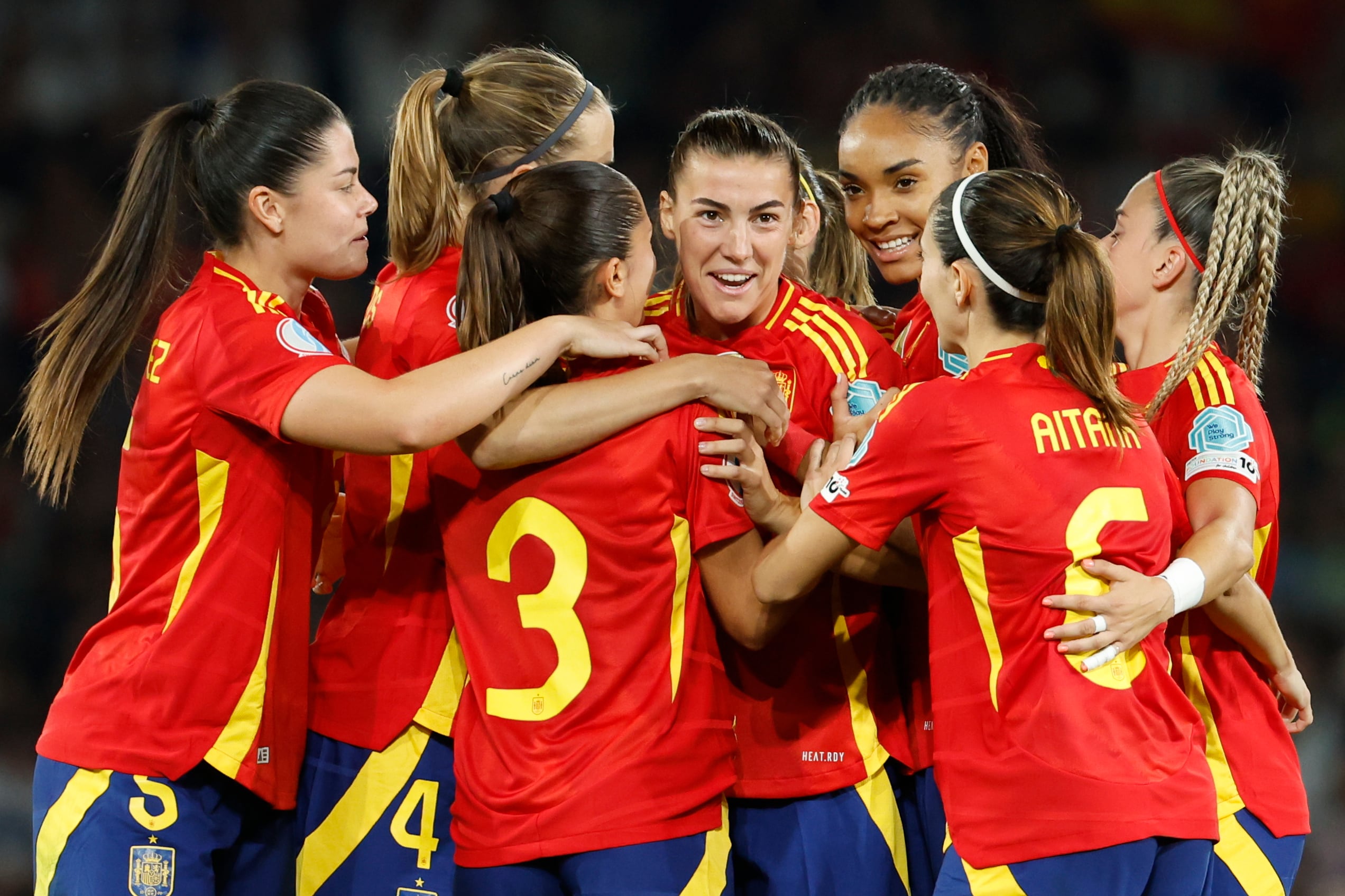 BERNA (SUIZA), 11/07/2025.- La centrocampista española Patri Guijarro (c) celebra tras anotar el segundo gol del equipo este viernes, durante el partido del Grupo B de la Eurocopa 2025 que disputan las selecciones de Italia y España, en el Estadio Wankdorf, en Berna (Suiza). EFE/ Ana Escobar
