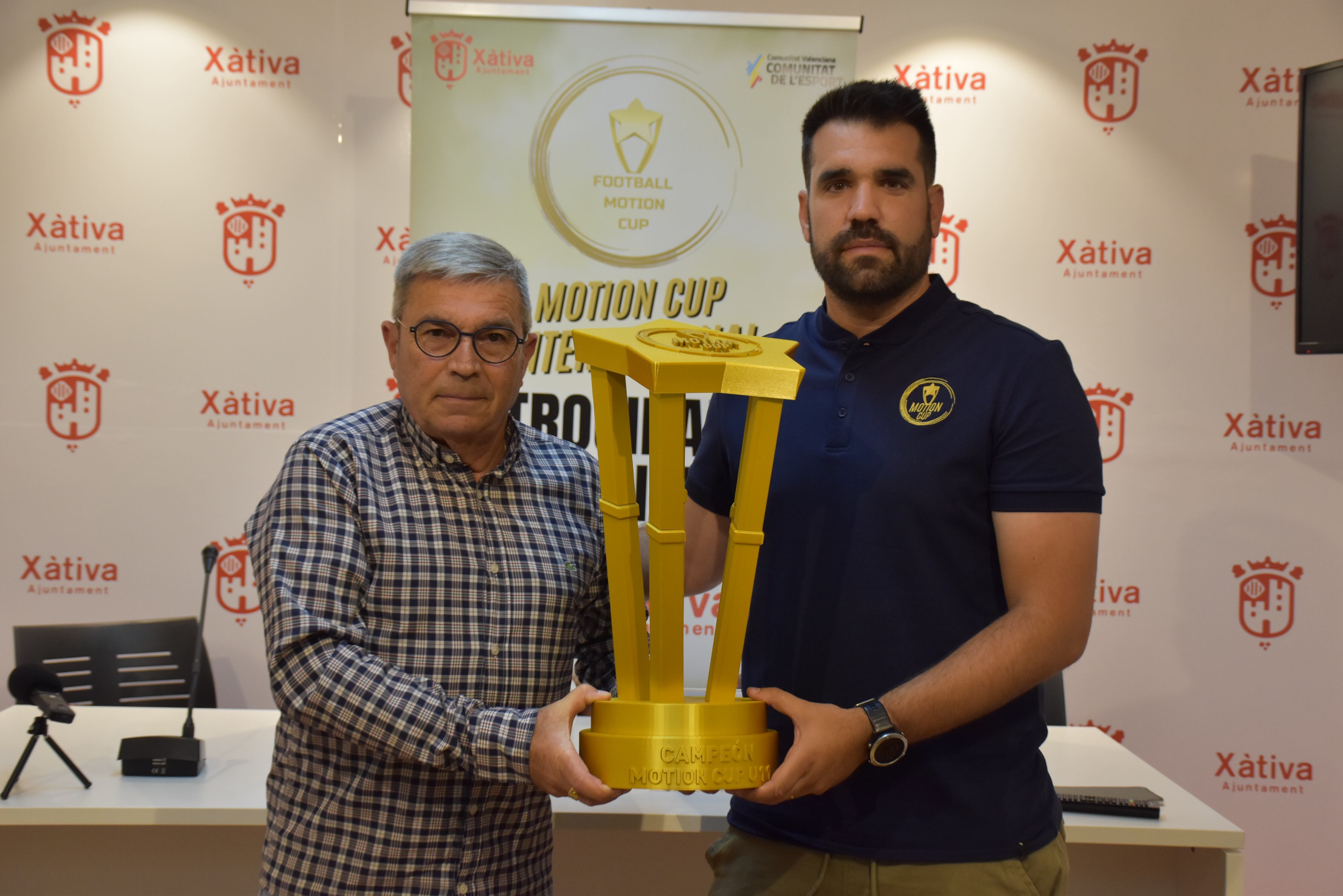 Vicent Lluch y Miguel Gandía con el trofeo (FOTO: Ajuntament de Xàtiva)
