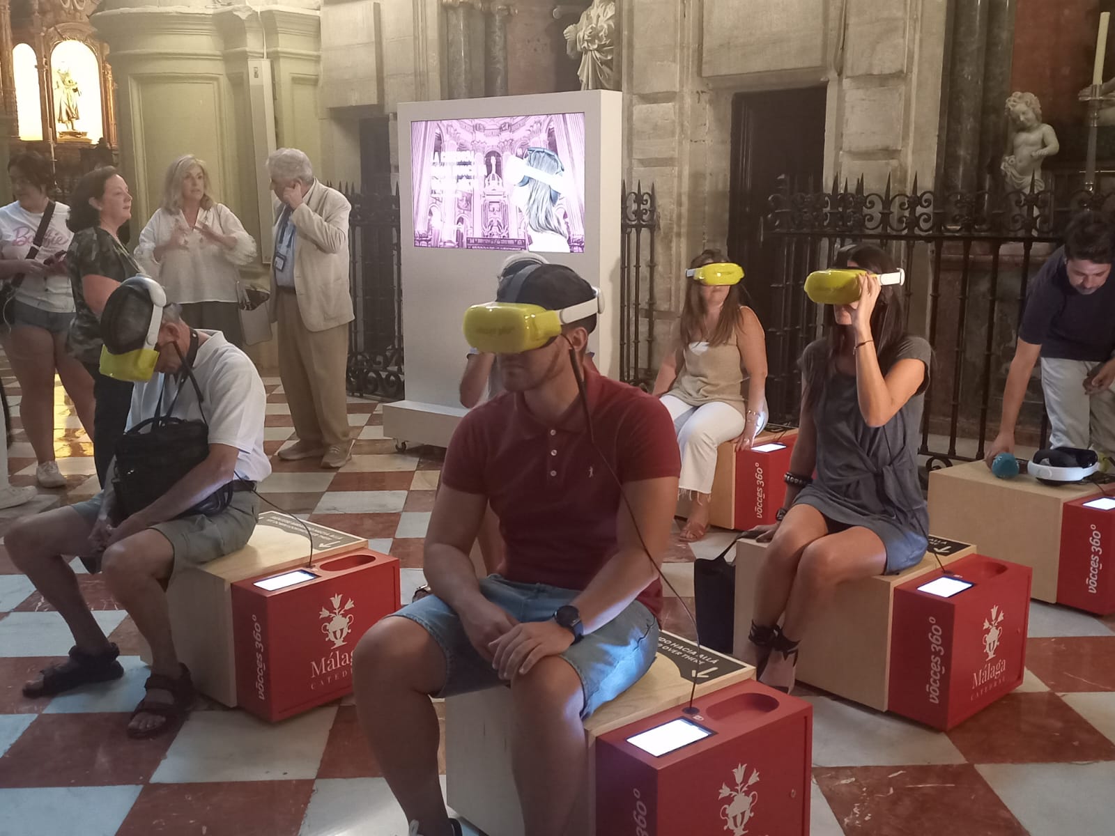 Visitantes prueban la experiencia virtual que ofrece la Catedral de Málaga / Cristian González