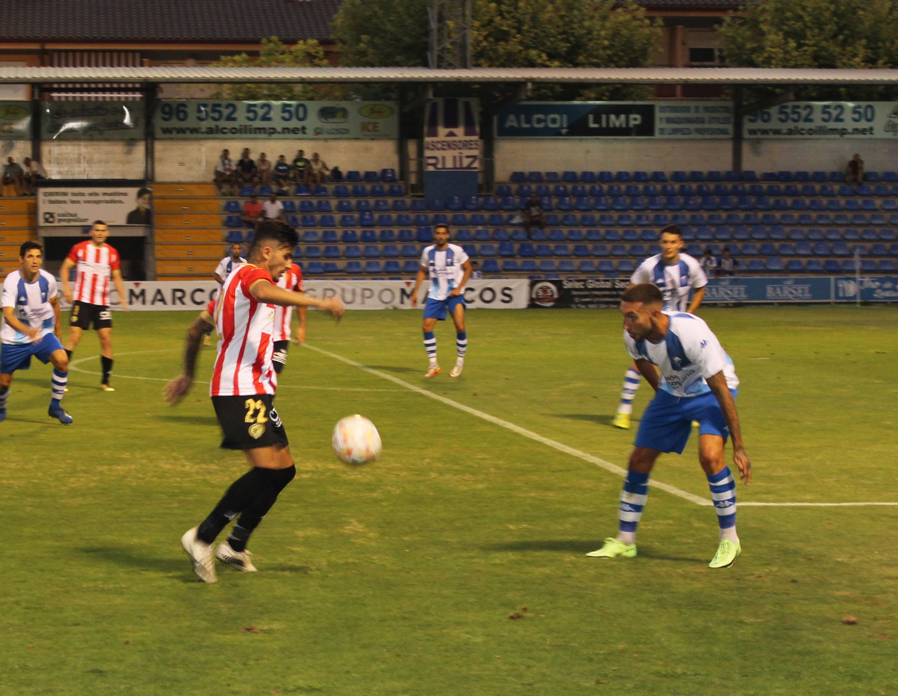 Un instante del encuentro entre el Alcoyano y el Hércules