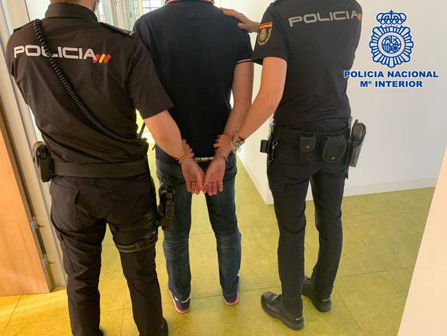 Agentes de la Policía Nacional detienen a un sospechoso de abusos sexuales a menores. Foto de archivo