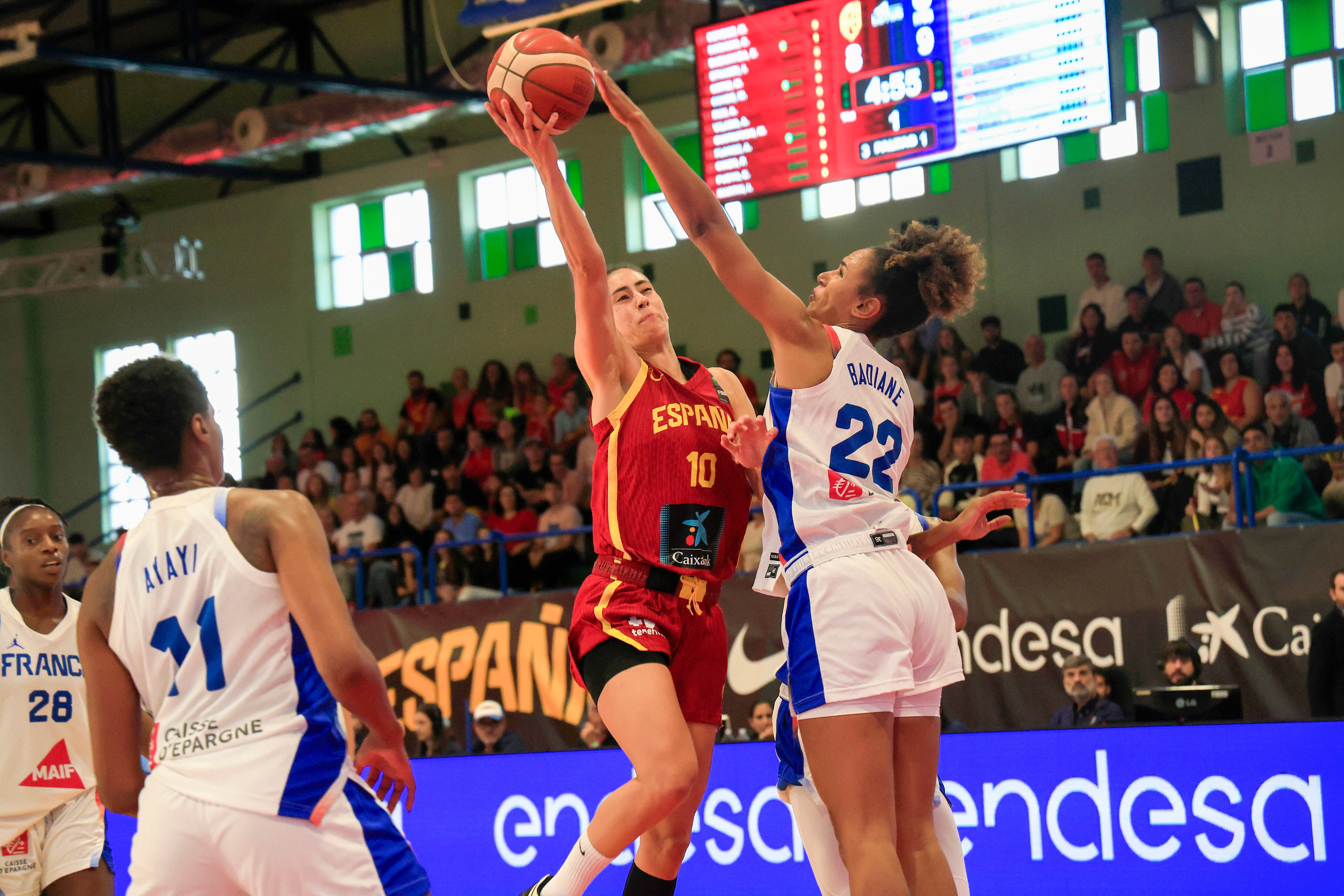 LA LÍNEA DE LA CONCEPCIÓN (CÁDIZ), 16/11/2025.- La jugadora de la selección española María Conde (i) disputa un balón con la jugadora francesa Mariene Badiane, durante el partido del torneo triangular de preparación del Premundial del próximo marzo, este domingo en el pabellón municipal de La Línea, en Cádiz. EFE/Carrasco Ragel