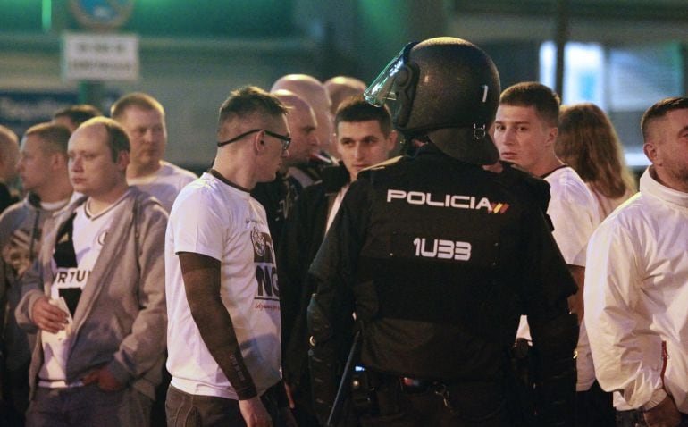 Agentes de la policía Nacional vigilan a los aficionados del Legia de Varsovia antes del comienzo del partido