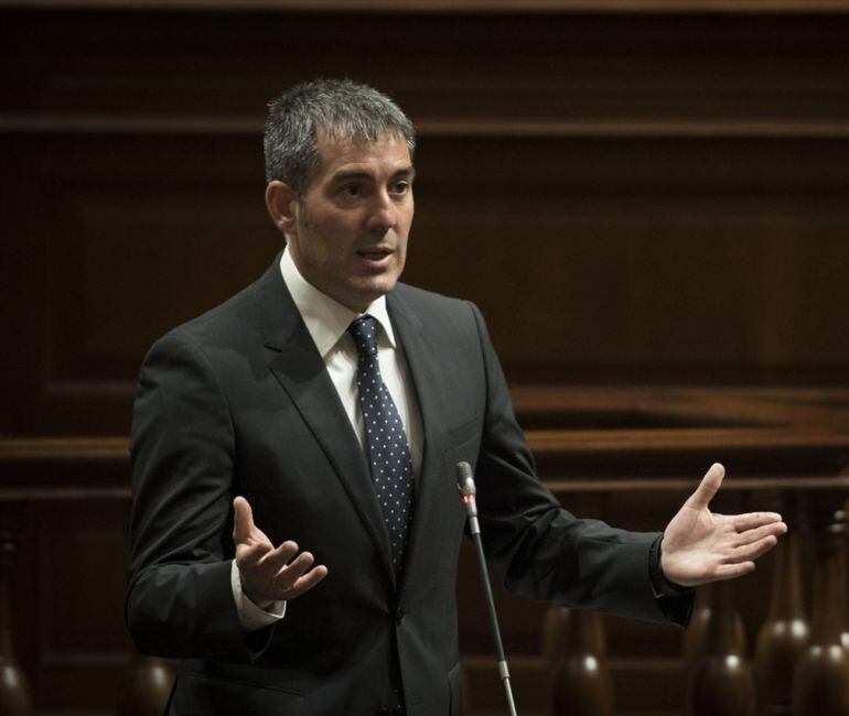 Fernando Clavijo en su escaño del Parlamento regiona