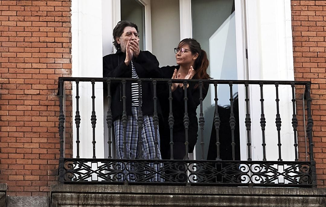 Joaquín Sabina y Jimena Coronado, aplaudiendo en su balcón durante el confinamiento