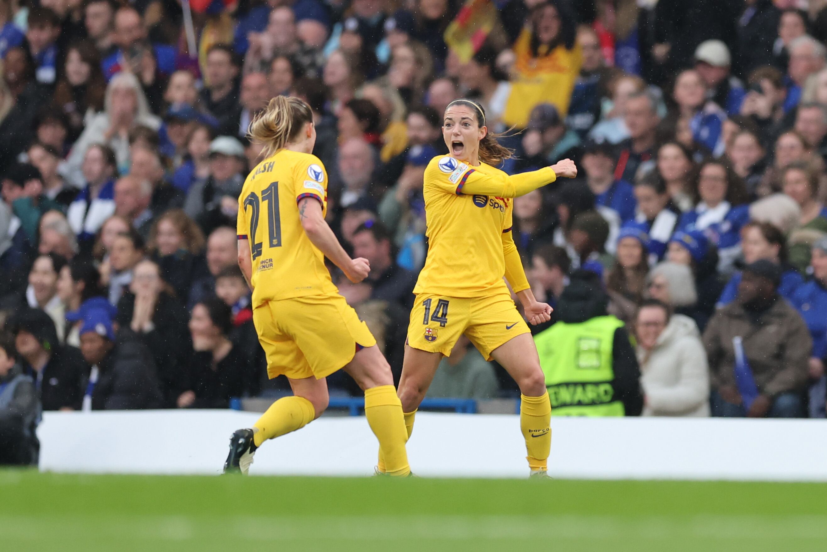 LONDON, ENGLAND - APRIL 27: Aitana Bonmati of FC Barcelona celebrates after scoring to make 0-1 during the UEFA Women&#039;s Champions League 2023/24 semi-final second leg match between Chelsea FC and FC Barcelona at  on April 27, 2024 in London, England.(Photo by Catherine Ivill - AMA/Getty Images)