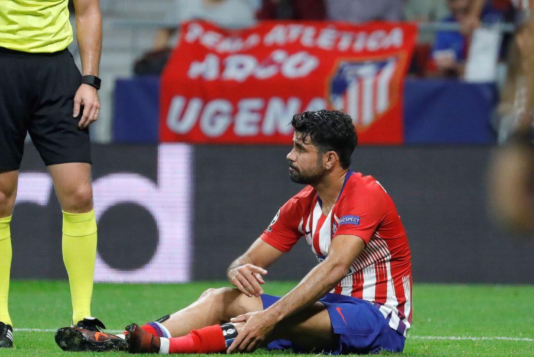 El delantero hispano-brasileño del Atlético de Madrid, Diego Costa, en el césped tras lesionarse.
