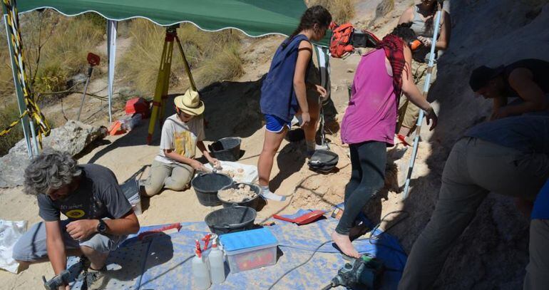 Equipo de expertos trabajando en la zona de La Serrezuela.