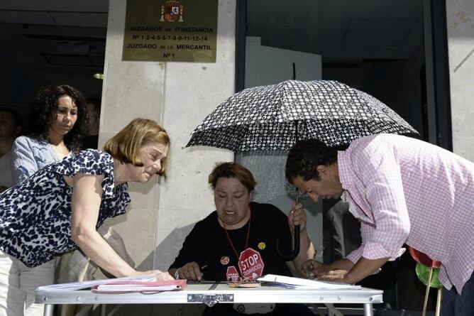 Afectados por las hipotecas entregan el documento con las cláusulas abusivas en los juzgados de lo Social de Valladolid