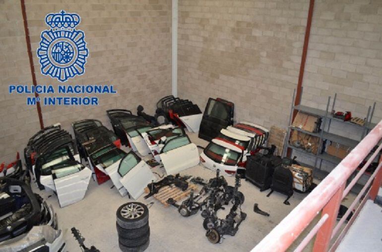 Piezas de vehículos robados apiladas en una nave