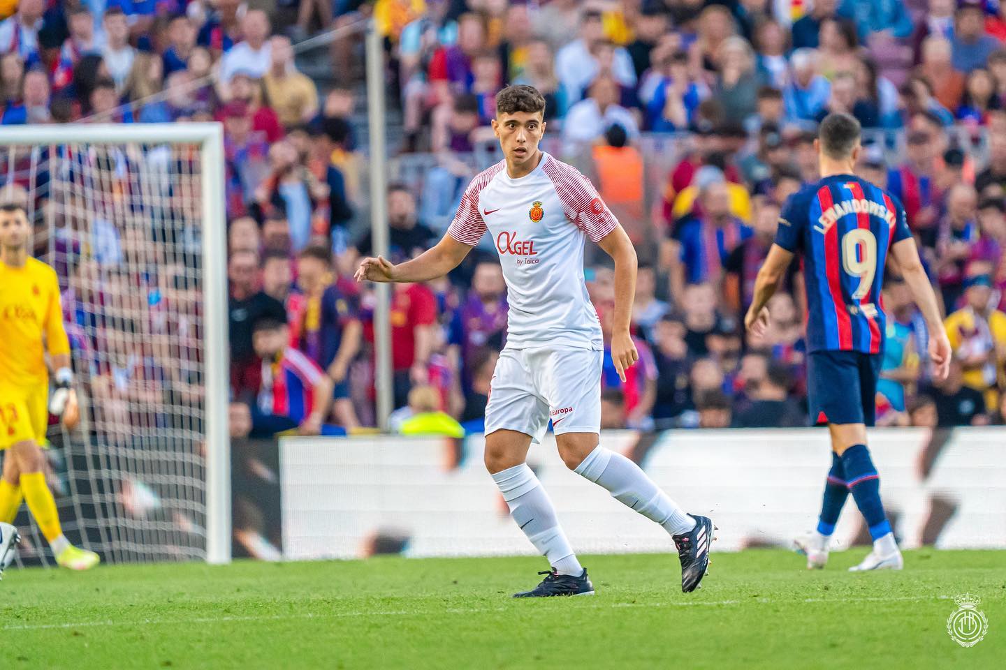 El centrocampista debutó en 2023 con el primer equipo bermellón frente al FC Barcelona.