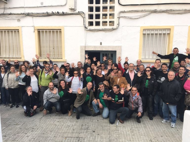 Voluntarios de la Plataforma Stop Desahucios en Algeciras después de impedir el desalojo de Nadia.