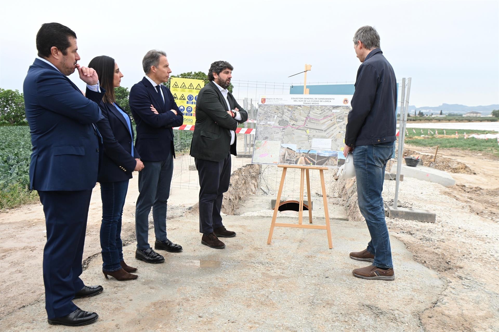El jefe del Ejecutivo autonómico, Fernando López Miras, visita las obras del segundo tramo del colector sur de Lorca