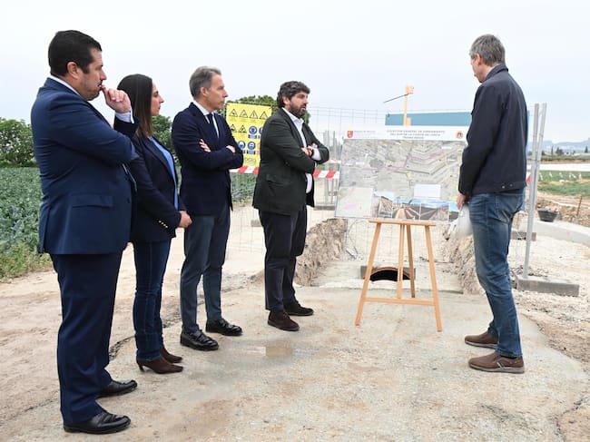 El jefe del Ejecutivo autonómico, Fernando López Miras, visita las obras del segundo tramo del colector sur de Lorca