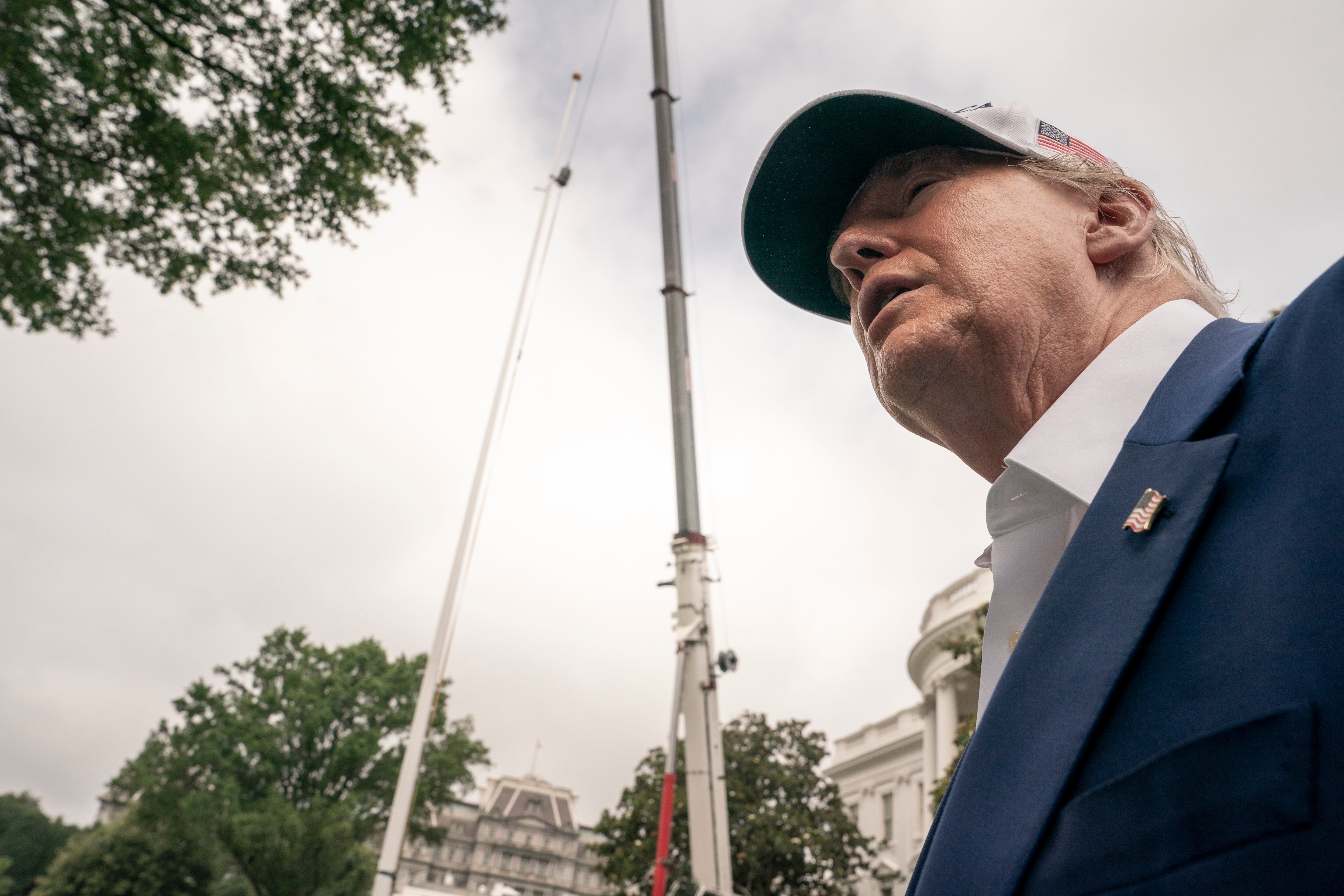 WASHINGTON (United States), 18/06/2025.- U.S. President Donald Trump looks back at workers as they install a new flagpole on the South Lawn at the White House in Washington, DC, USA, 18 June 2025. EFE/EPA/KEN CEDENO / POOL
