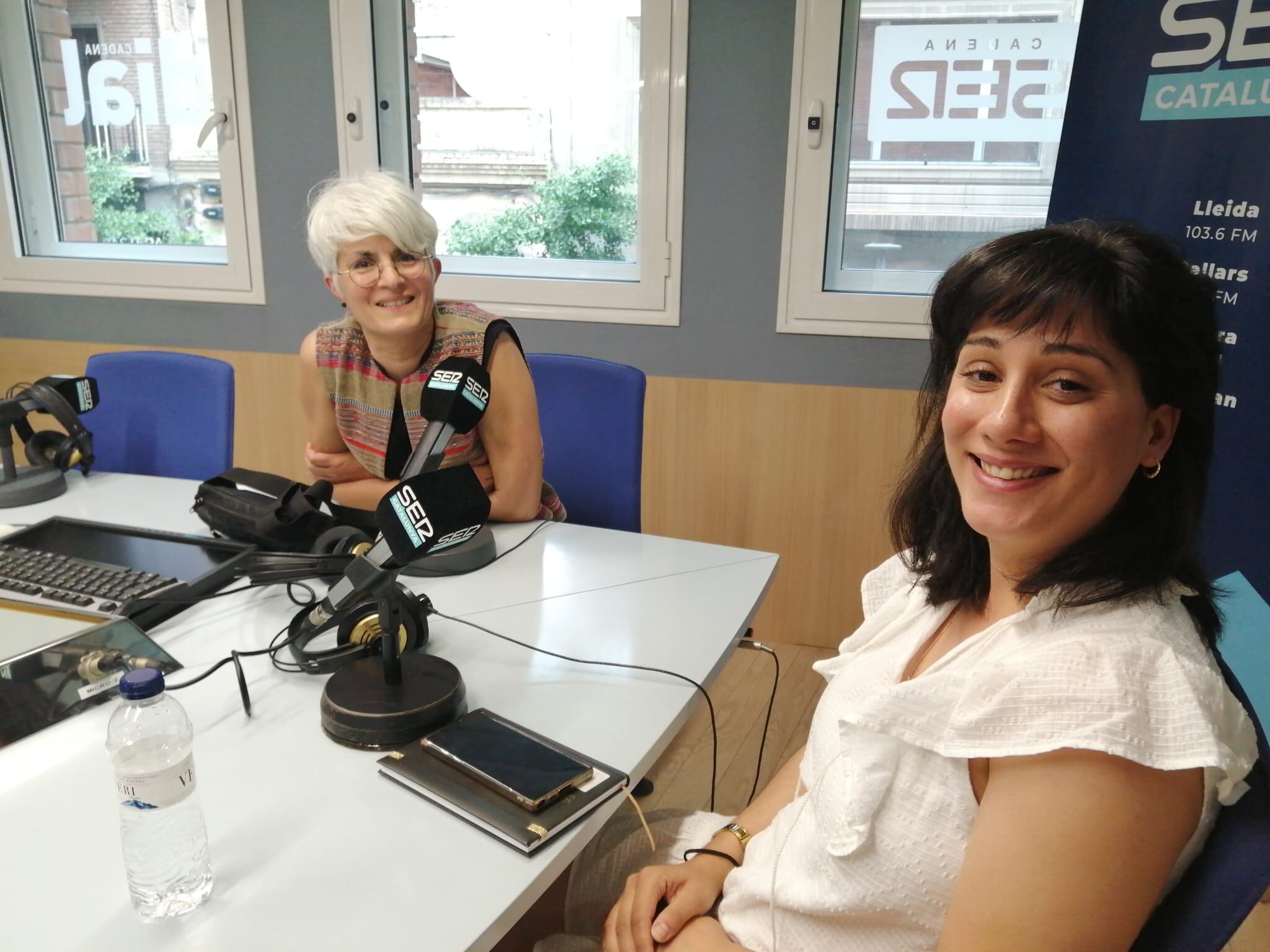 Maria Antònia Argelich, directora del CAEM i Jésica Martí, investigadora pèrit forense del CAEM. Durant l'entrevista a Ràdio Lleida.