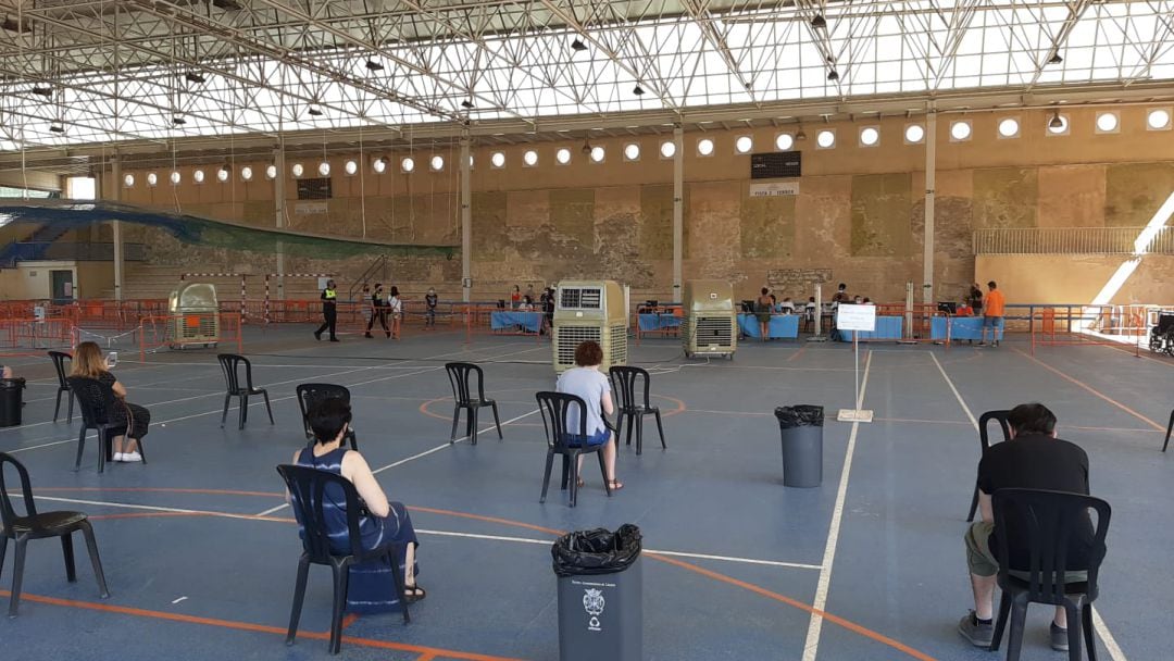 Punto de vacunación Covid en el polideportivo San José de Linares.