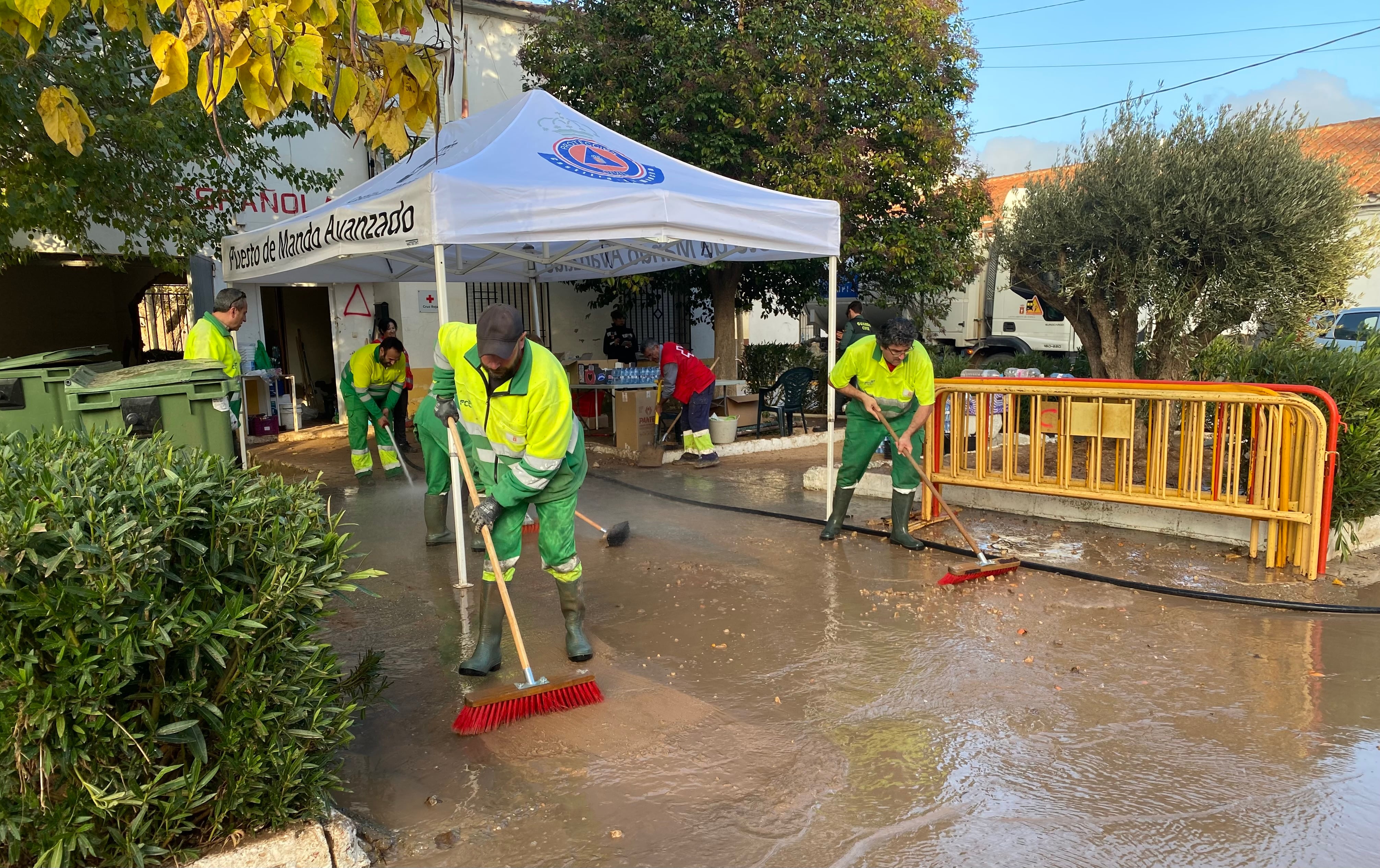 Trabajadores de la empresa FCC, concesionaria del servicio de limpieza en Cuenca y Tarancón, participan también en las labores de limpieza en Mira (Cuenca).